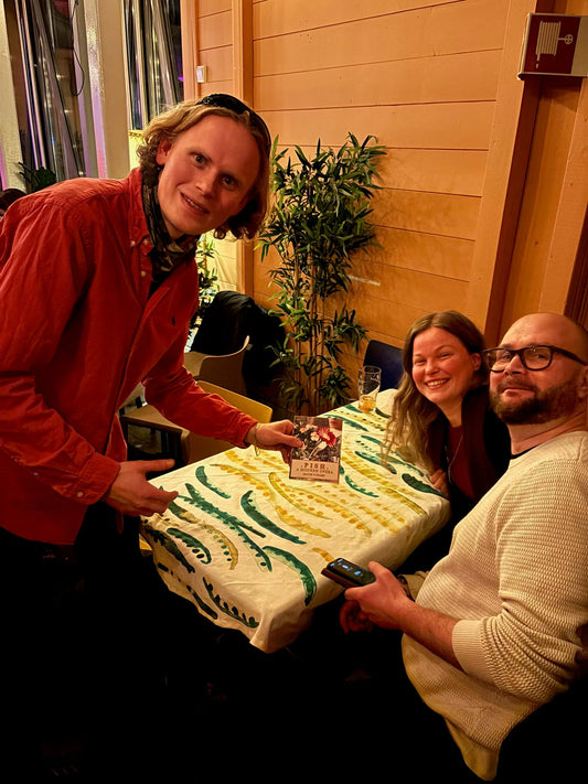 Pish fra Bergen strålte på Glenn Kvernmos fortellerkveld